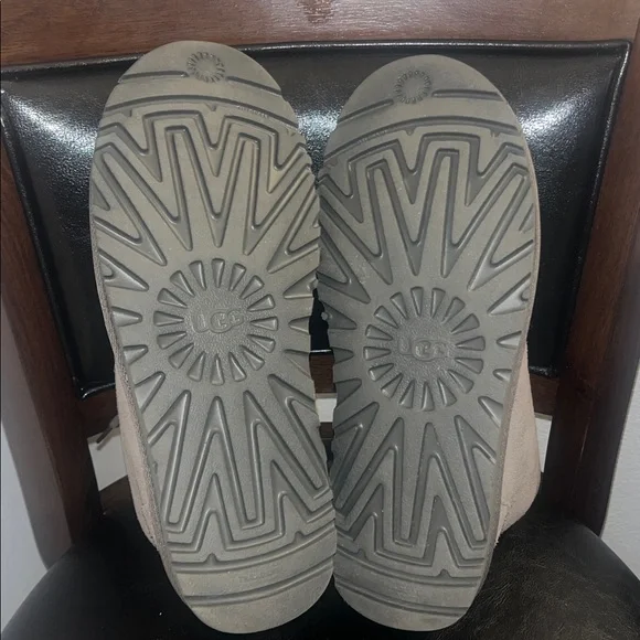 Women’s Gray Suede Ugg Boots! - Picture 4 of 4